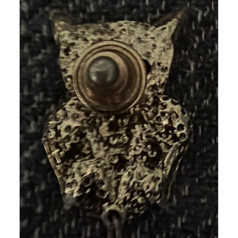 VTG Gold-tone metal articulated owl brooch with rhinestone eyes and dangle chain